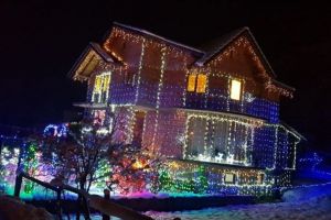 FOTO |VIDEO:  Cea mai frumoasă casă din judeţ, împodobită de Crăciun, este la Ighiel. Mii de beculeţe aduc magia Nopţii Sfinte