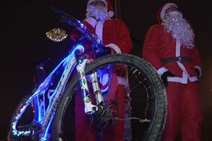 „Invazie” de Moşi Crăciuni pe biciclete