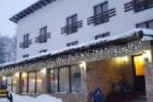 Semenicul a deschis pentru turişti porţile palatului de iarnă, de pe platoul de cleştar, într-un Colţ de Rai