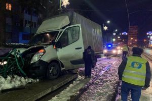 PRĂPĂD pe Calea Romanilor! Un şofer a intrat cu camionul în staţia de tramvai (FOTO)