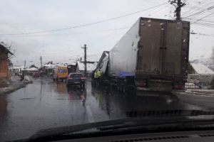 Polei pe şosesele. În Lancrăm, un camion a derapat şi a ieşit de pe carosabil