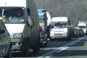 Circulaţia între BAIA MARE şi DEJ, BLOCATĂ! Patru persoane, rănite într-un accident