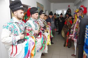 Un grup de datini şi obiceiuri din Fântânele a colindat ieri redacţia Monitorului de Suceava