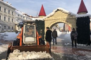 Pieţele din Cetate, curăţate abia după cinci zile. Robu: Mă deranjează că nu s-a făcut deszăpezirea