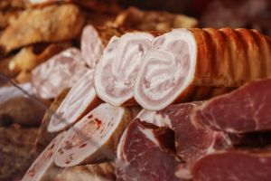 Aproape două tone de carne şi produse de carne confiscate de ANSVSA înaintea sărbătorilor