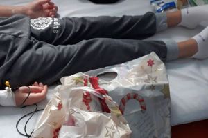 FOTO Poveste de Crăciun – Un copil bolnav de cancer a împărţit darurile cu un alt copil