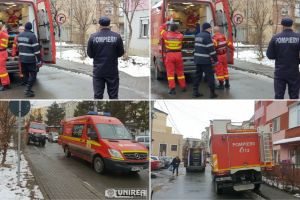 FOTO: La datorie, şi de sărbători. Pompierii din Alba au ajutat o femeie în vârstă să ajungă la spital