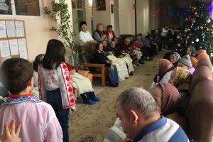 I-au colindat pe bunicii altora! Zeci de copii de la Şcoala 11, în vizită la două cămine de bătrâni (FOTO)