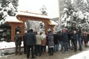 A fost sfintita noua poarta maramureseana din fata Palatului Administrativ (FOTO)