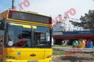 PANICĂ într-un AUTOBUZ, la Constanţa. Un bărbat AMENINȚA CĂLĂTORII cu un CUȚIT