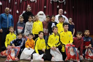 Mos Craciun le-a adus cadouri si micilor fotbalisti de la AS Kinder Constanta (galerie foto)