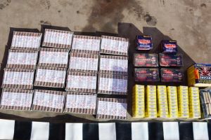 Ninge cu… dosare penale de sărbători! Doi bărbaţi din Ighiu prinşi de poliţişti cu petarde şi artificii pe care vroiau să le vândă