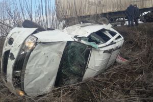 Accident rutier intre Galbiori si Crucea. Un autoturism s-a rastunat si a ajuns in camp (galerie foto)