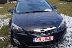 FOTO – Maşină furată din faţa unui magazin în seara zilei de vineri