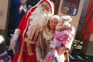 Moş Crăciun a venit cu trenul la Oradea: Sute de copii şi părinţi l-au aşteptat cu sufletul la gură (FOTO / VIDEO)