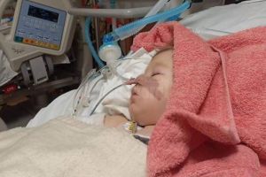 Mesajul emoţionant al unui pompier care vizitat-o, acasă, pe micuţa Larisa, rănită grav ...