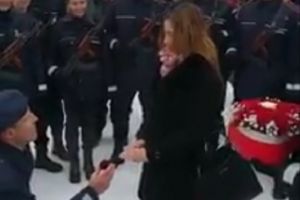 VIDEO. Cerere în căsătorie după jurământ. Cum şi-a cerut un sătmărean iubita de soţie
