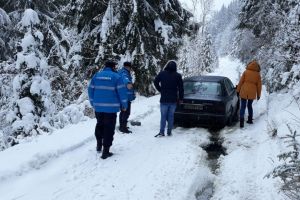 Păcăliţi de GPS, au rămas împotmoliţi în Pasul Rotunda. Cum i-au ajutat jandarmii montani (FOTO)