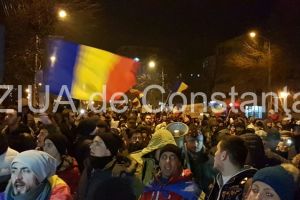 Piata Victoriei. Sute de persoane comemoreaza eroii cazuti la Revolutie, printr-un mars