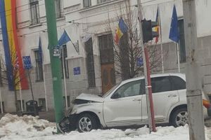 Maşină înfiptă într-un stâlp, în faţa Primăriei Timişoara. Șoferul a plecat de la faţa locului