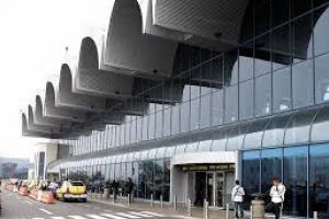 CAPTURĂ la Aeroportul Otopeni: Un cetăţean chinez, prins cu 11 tablouri semnate de pictori celebri. Ce avea de gând să facă cu ele