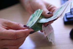 Parlamentarii români care-şi duc banii afară. Cine conduce în top