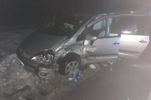 Accidentele se ţin lanţ pe drumurile din judeţ. Trei maşini s-au tamponat, două au ajuns în şanţ (FOTO)