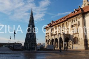  Doborat de vantul puternic, saptamana trecuta, bradul de Craciun din Piata Ovidiu a fost repus pe pozitii (galerie foto)  