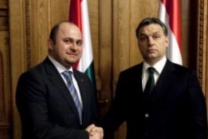 IPOTEZĂ ȘOCANTĂ! Fost senator URMĂRIT GENERAL are relaţii apropiate cu PREMIERUL UNGARIEI