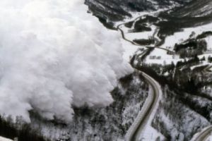 Alertă. O AVALANȘĂ a BLOCAT complet un DRUM NAȚIONAL din România