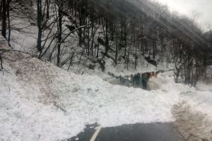 Avalanşă în Defileul Jiului! Drumarii întervin pe DN 66