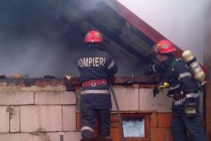 Cod roşu de intervenţie pentru pompieri! Trei copii, intoxicaţi cu fum!