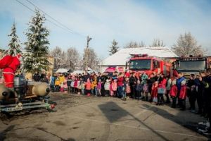 Moş Crăciun, POMPIER ISU Argeş. A venit cu barca de salvare la copii