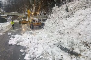 Galerie foto: Acţiunea drumarilor din Defileul Jiului, după avalanşă