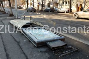 O statie de autobuz s-a prabusit azi pe bulevardul Ferdinand, langa sediul SRI (foto)