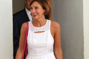 IMAGINILE MOMENTULUI! CARMEN IOHANNIS în fustă MINI şi cizme cu ciucurei, geacă şi geantă de mii de euro! A intrat în BISERICĂ îmbrăcată nepotrivit