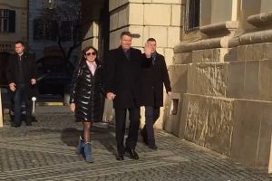 VIDEO – Preşedintele Iohannis şi Prima Doamnă la slujbă la Sibiu. Urare făcută la ieşire