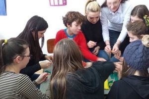 FOTO: Elevi din Sărmaşu, vizită de suflet la Centrul Şcolar de Educaţie Incluzivă nr. 3 din Reghin