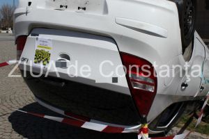 O soferita fara experienta s-a rasturnat cu masina. Alti doi pasageri au suferit trumatisme usoare