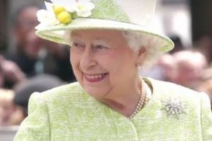 Regina Angliei A ÎNCINS SERVERELE cu o imagine virală. BUNICUŢĂ CA-N ROMÂNIA? Foto în articol