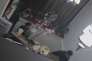 VIDEO: Persoane acuzate de patronul unui hotel din Alba Iulia că ar fi furat bani de la recepţie. Îi cunoaşteţi?