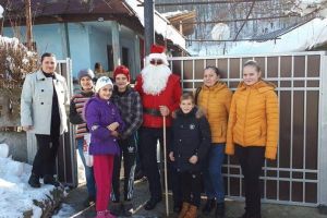 Copiii şi bătrânii din Drăguţeşti au primit cadouri de la organizaţia locală a PSD!