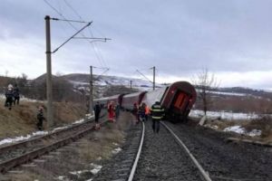 ACCIDENT de TREN. Trafic feroviar BLOCAT. Şova solicită INVESTIGAȚIE de URGENȚĂ. Călătorii, transportaţi cu AUTOBUZE. Fotografii ȘOCANTE