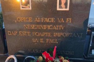 Durere fără margini pentru sora AUREI ION. Asta s-a întâmplat la mormântul tinerei care a murit în accidentul aviatic din Apuseni. 