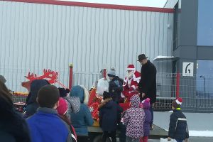 Moş Crăciun le-a oferit cadouri copiilor din Jucu (VIDEO)