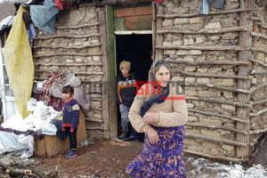 FOTO. Copii desculţi, în locuinţe fără curent electric. Pachete de la sătmăreni!