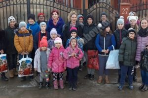 Tradiţia colindului, dusă mai departe de preşcolarii şi elevii din Săteni