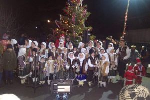 Tradiţia, păstrată la Boroşteni! Moş Căciun, ajutat de Obştea Peştişani, aşteptat cu colinde, cântec şi dans popular