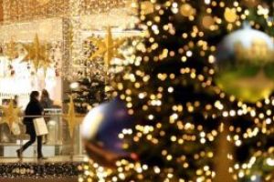 Cum sa tii bradul de Craciun verde saptamani in sir. Cum trebuie sa fie trunchiul si ce trebuie sa-i pui la baza suportului