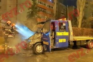 Autoutilitară de tractări maşini, distrusă de flăcări la Constanţa
